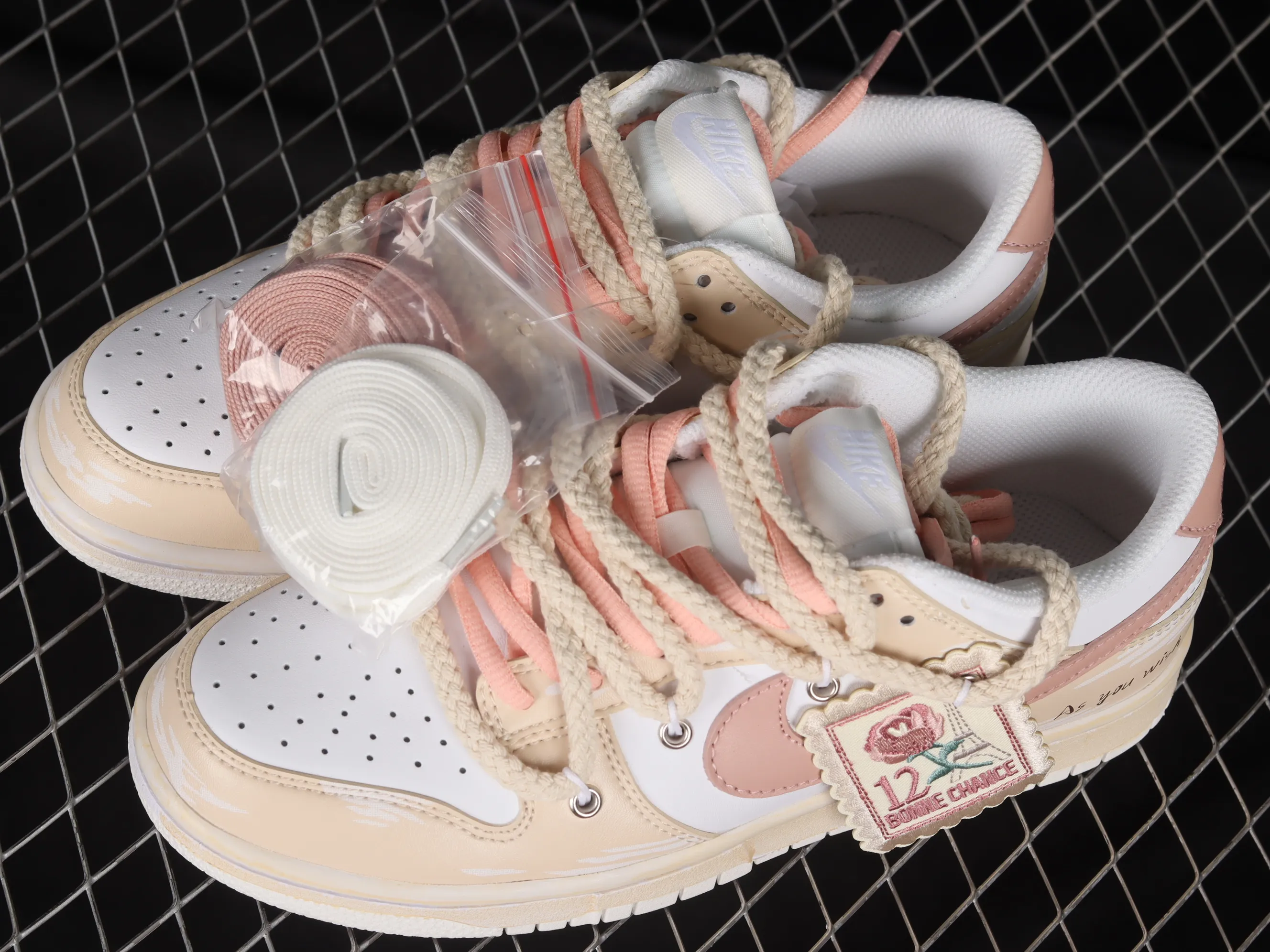 All categories Nk SB Dunk series Nk SB Dunk Low low-top sneakers Nk Dunk Low ESS customized version Vibe style distressed oxidation deconstructed rose cloth patch low-top casual sneakers DH9765-100